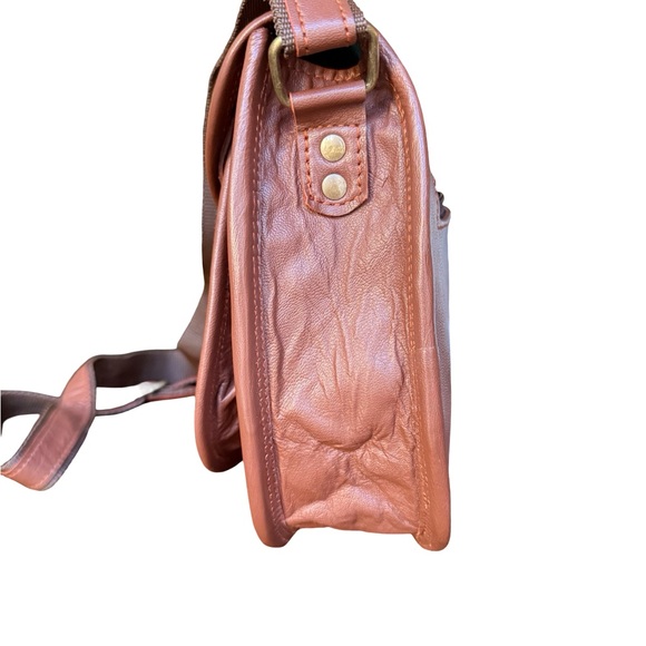 Elegant Brown Leather Shoulder Bag - Picture 3 of 12